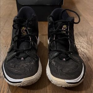 Nike Kyrie 7 Black and Arctic Punch Sneakers (Men sz 10.5)